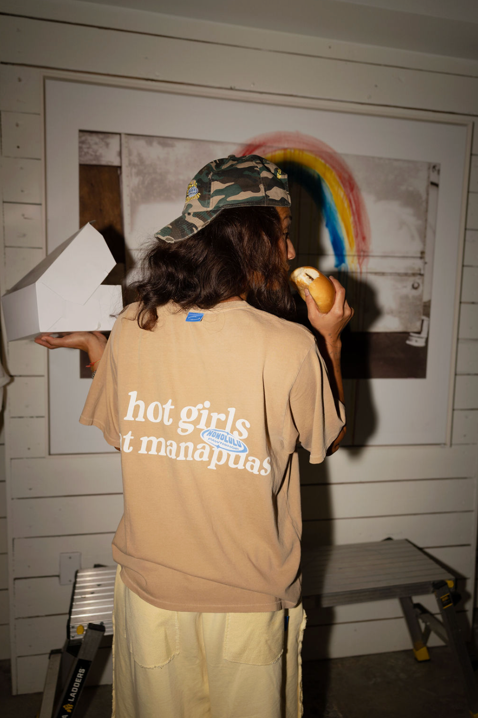Hot Girls Eat Manapuas Box Tee In Latte